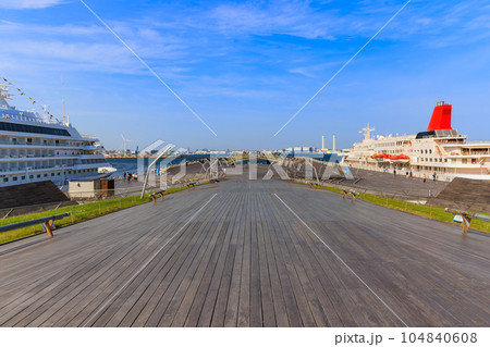 神奈川県　横浜市　横浜港大さん橋に入港中のにっぽん丸 104840608