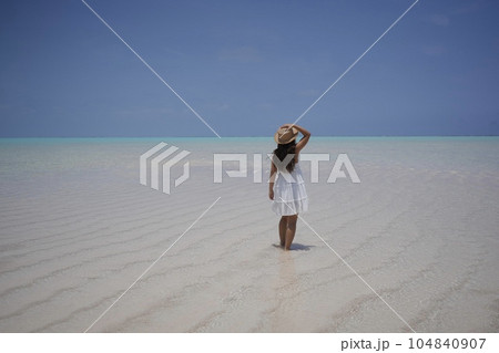 与論島の百合が浜を歩く女性 104840907