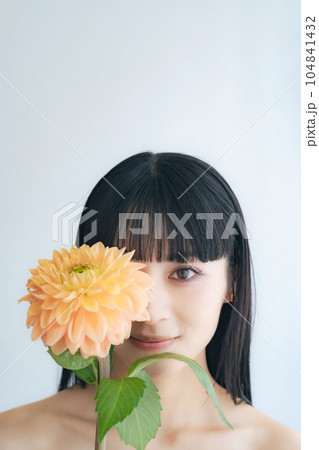 花を持つ女性のポートレート 花を持つ女性のポートレート 104841432