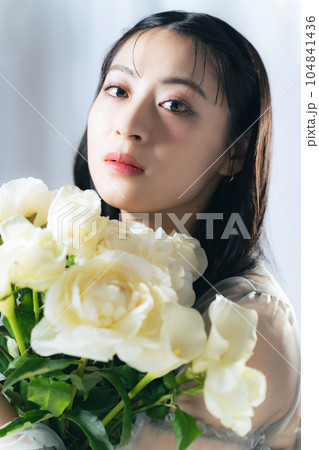 花束を持つ女性のポートレート 104841436