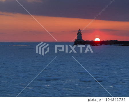 流氷の海に沈む夕陽・根室港の灯台 / Nemuro, Japan 104841723