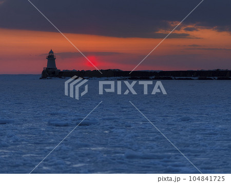 流氷の海と根室港の灯台・日没直後の夕焼け空 / Nemuro, Japan 104841725