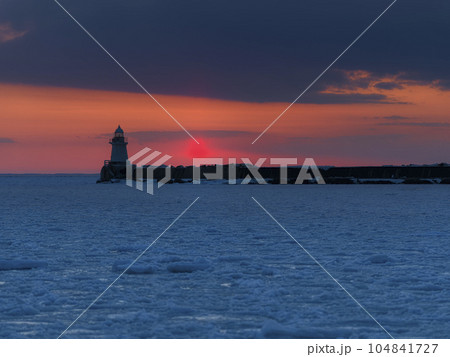流氷の海と根室港の灯台・日没直後の夕焼け空 / Nemuro, Japan 流氷の海と根室港の灯台・日没直後の夕焼け空 / Nemuro, Japan 104841727