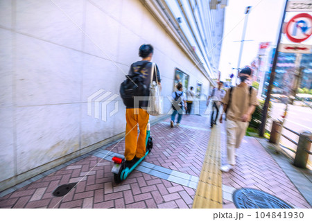 日本の横浜都市景観…電動キックボード…突然、歩行者の目の前に現れ接触しそうになったが… 日本の横浜都市景観…電動キックボード…突然、歩行者の目の前に現れ接触しそうになったが… 104841930