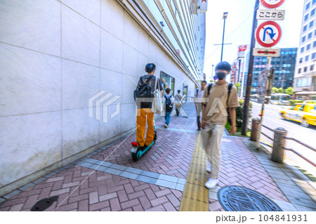 日本の横浜都市景観…電動キックボード…突然、歩行者の目の前に現れ接触しそうになったが… 日本の横浜都市景観…電動キックボード…突然、歩行者の目の前に現れ接触しそうになったが… 104841931