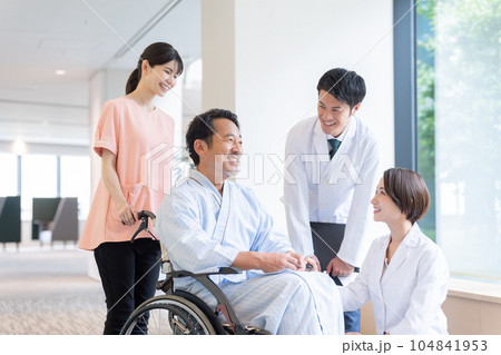 病院で車椅子に乗った入院患者と話す医者 104841953