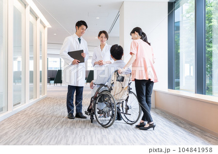 病院で車椅子に乗った入院患者と話す医者 病院で車椅子に乗った入院患者と話す医者 104841958