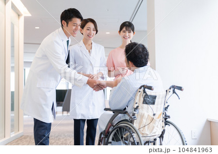 病院で車椅子に乗った入院患者と話す医者 病院で車椅子に乗った入院患者と話す医者 104841963