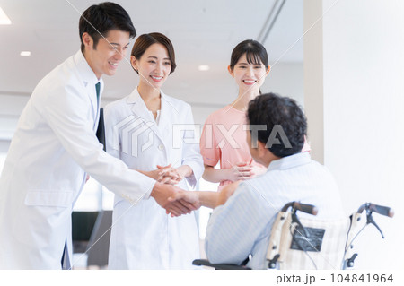 病院で車椅子に乗った入院患者と話す医者 104841964