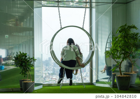 サンシャイン60 てんぼうパーク 丸い椅子で眺望を楽しむ親子 104842810