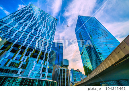 日本の東京都市景観 航空機が渋谷上空を通過。桜丘口再開発のビルなど渋谷の摩天楼と航空機=7月2日 日本の東京都市景観 航空機が渋谷上空を通過。桜丘口再開発のビルなど渋谷の摩天楼と航空機=7月2日 104843461