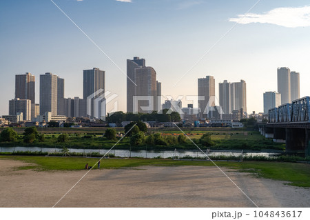 《神奈川県》立ち並ぶタワーマンションの夕暮れ・武蔵小杉 104843617