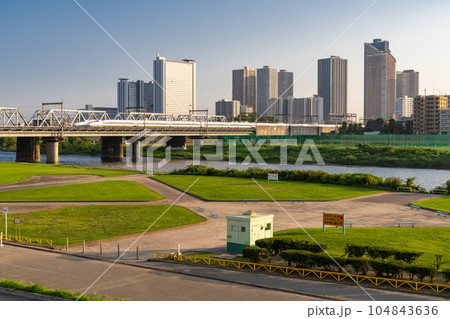 《神奈川県》立ち並ぶタワーマンションの夕暮れ・武蔵小杉 104843636