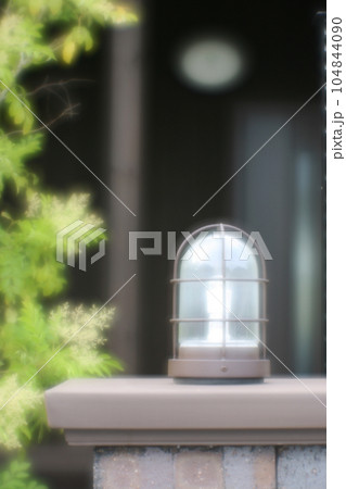 レンガ塀の上の門灯 レンガ塀の上の門灯 104844090