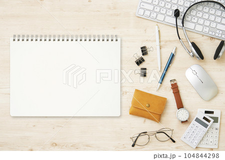 ノートのあるデスクの上の風景 無人 俯瞰撮影 ノートのあるデスクの上の風景 無人 俯瞰撮影 104844298