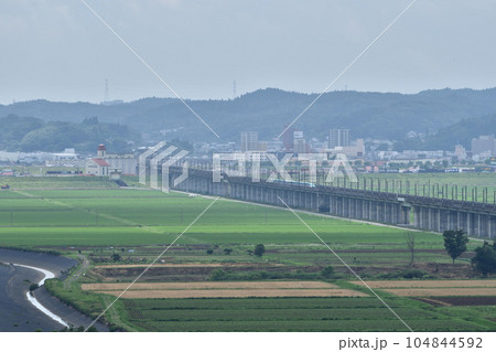 田園地帯を行く東北新幹線、一ノ関 田園地帯を行く東北新幹線、一ノ関 104844592