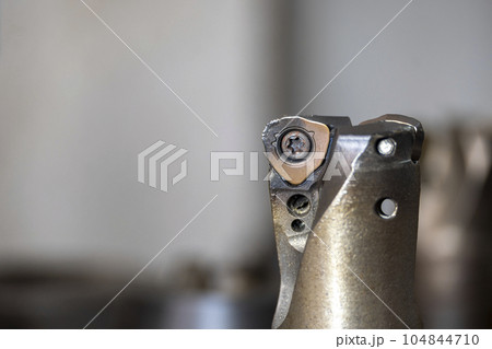 The wear of the cutting tool from milling process on machining center. 104844710