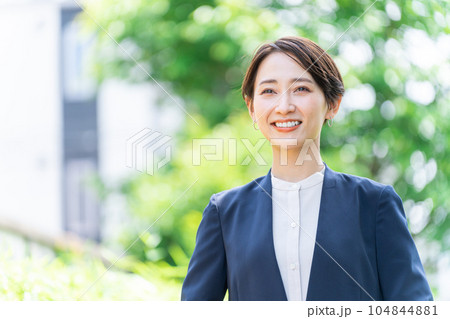 屋外にいるビジネスウーマン（新緑・自然・女性） 104844881