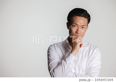 顎に手を当てる男性 104845384