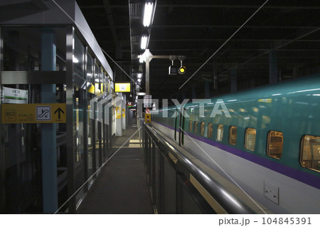 北海道新幹線　木古内駅ホーム 104845391