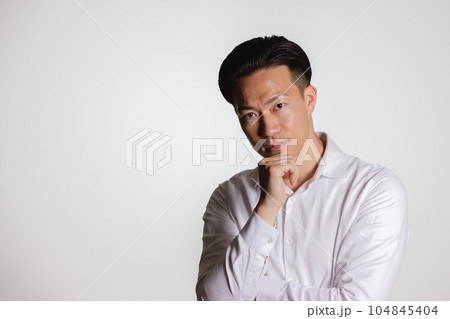 顎に手を当てる男性 104845404