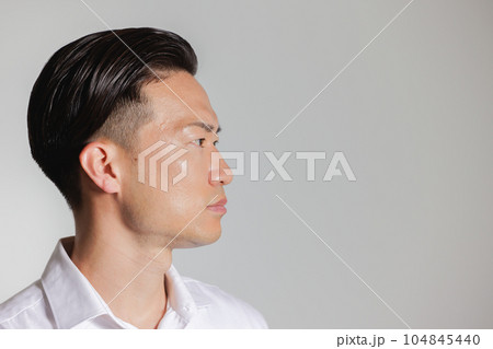 真剣な表情の男性 横顔 真剣な表情の男性 横顔 104845440