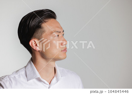 真剣な表情の男性 横顔 真剣な表情の男性 横顔 104845446