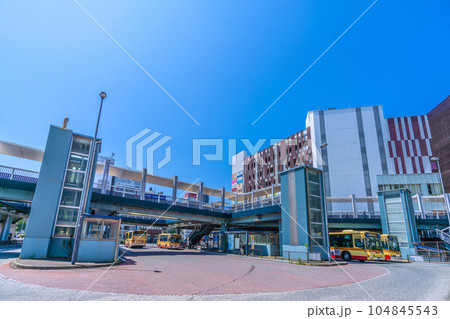 日本の横浜都市景観　戸塚駅・トツカーナデッキなどを望む 104845543