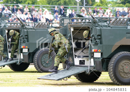 装甲車から下車戦闘展開する陸上自衛隊員 装甲車から下車戦闘展開する陸上自衛隊員 104845831