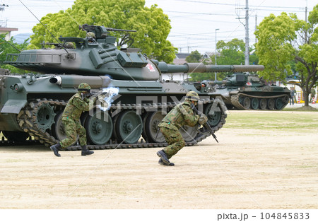 訓練展示で突撃する陸上自衛隊員 104845833