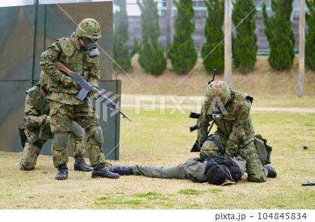 訓練展示を行う陸上自衛隊員 訓練展示を行う陸上自衛隊員 104845834