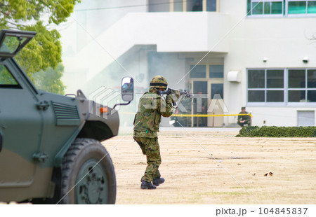 訓練展示で突撃する陸上自衛隊員 104845837