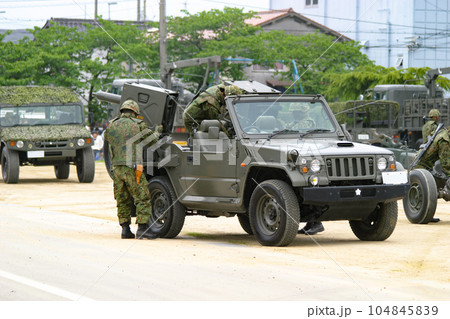 展示を終え撤収する陸上自衛隊のミサイル搭載車両 104845839