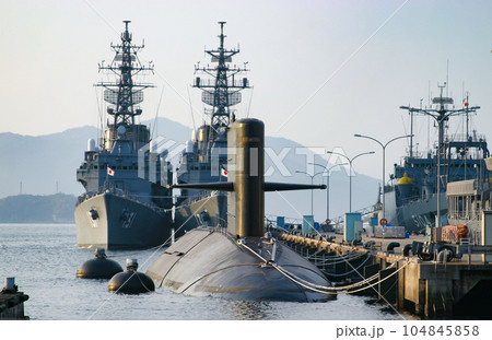 停泊中の海上自衛隊の潜水艦と護衛艦 停泊中の海上自衛隊の潜水艦と護衛艦 104845858