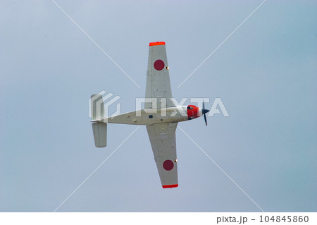 飛行する海上自衛隊の練習機 T-5 104845860