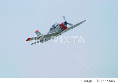 飛行する海上自衛隊の練習機 T-5 104845863