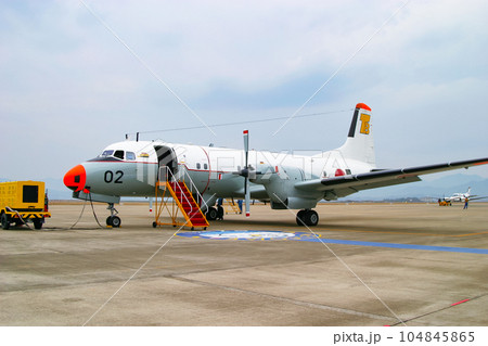 駐機中の海上自衛隊の航空機 YS-11T-A 駐機中の海上自衛隊の航空機 YS-11T-A 104845865