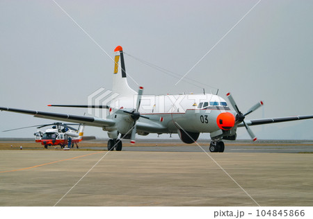 離陸前の海上自衛隊の航空機 YS-11T-A 離陸前の海上自衛隊の航空機 YS-11T-A 104845866