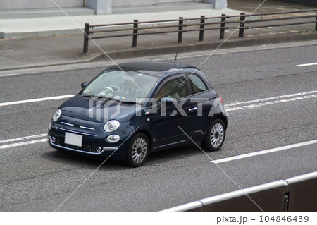 小型乗用車　道路走行 104846439