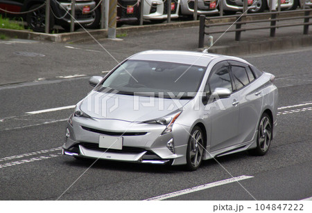 セダン車　道路走行　スポーツセダン 104847222