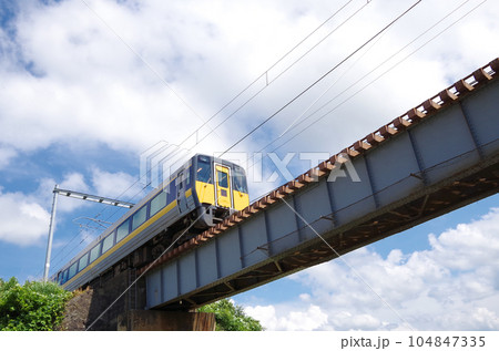 鉄橋を渡る特急列車 鉄橋を渡る特急列車 104847335