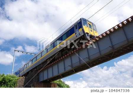 鉄橋を渡る特急列車 104847336