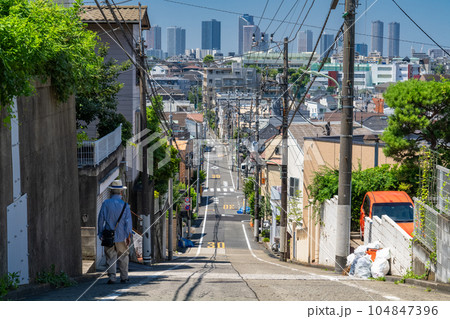 《東京都》武蔵小杉タワーマンション群をのぞむ坂の街並み 104847396