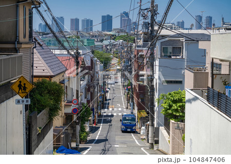 《東京都》武蔵小杉タワーマンション群をのぞむ坂の街並み 《東京都》武蔵小杉タワーマンション群をのぞむ坂の街並み 104847406