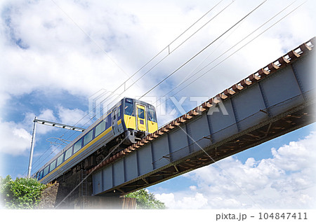 鉄橋を渡る特急列車（イラスト風） 104847411