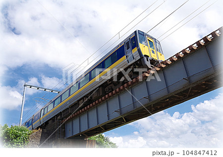 鉄橋を渡る特急列車(イラスト風) 鉄橋を渡る特急列車(イラスト風) 104847412