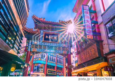 日本の東京都市景観 横浜中華街・善隣門(マスクからの解放進む)。希望の光=6月13日 日本の東京都市景観 横浜中華街・善隣門(マスクからの解放進む)。希望の光=6月13日 104847608