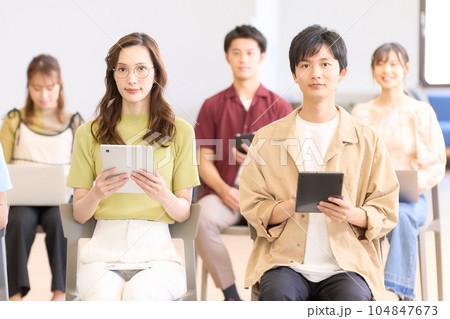 セミナーを受講する若いビジネスパーソン 104847673