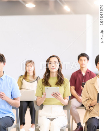 セミナーを受講する若いビジネスパーソン 104847676