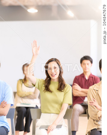 教室で手を挙げる若いビジネスパーソン 104847679